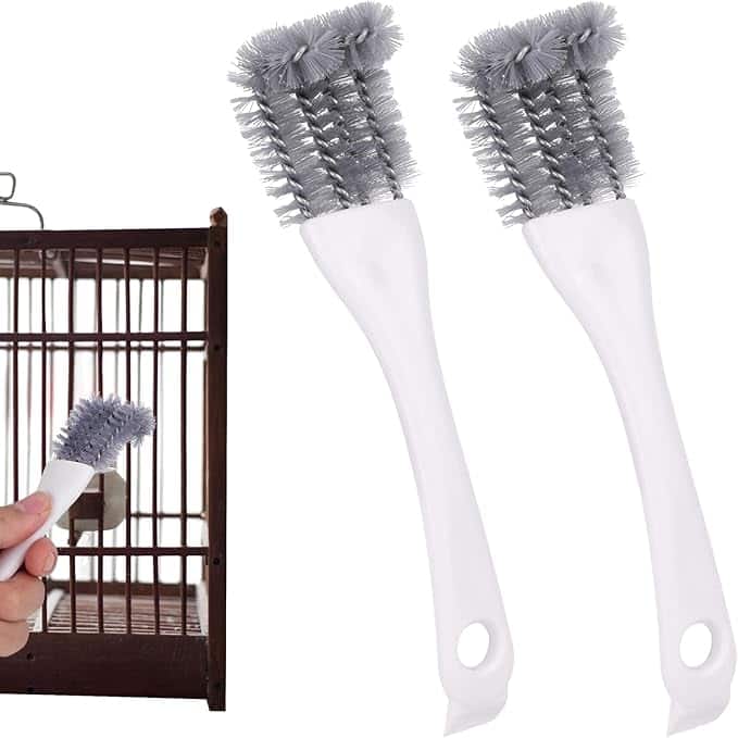 La brosse fine pour barreaux et recoins : la chasse aux saletés incrustées