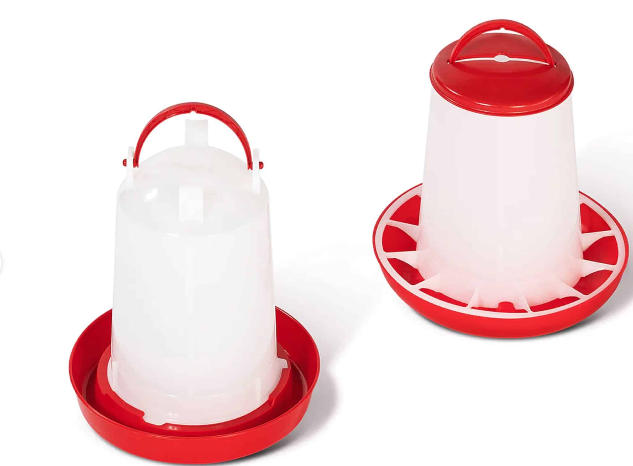 Le duo gagnant du poulailler : nourrir et abreuver