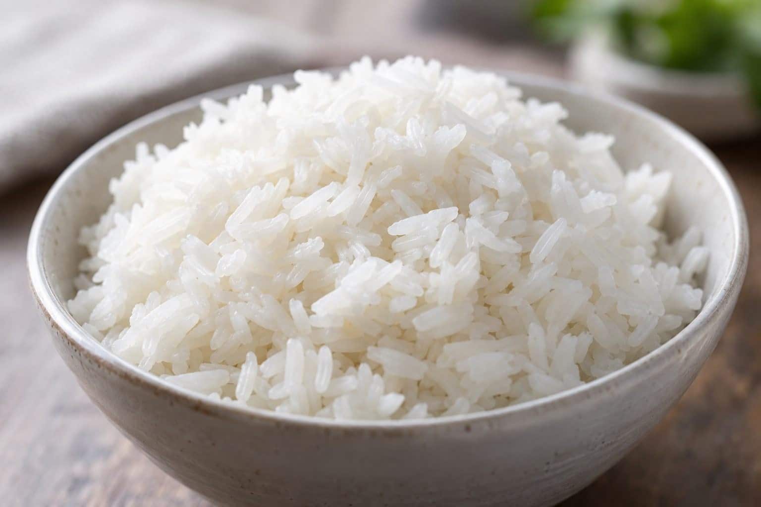 Un tas de riz blanc cru ou cuit présenté simplement, montrant ses grains individuels