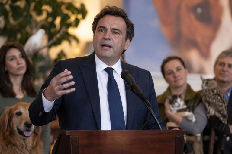 Portrait d'Aymeric Caron en tant que défenseur politique des droits des animaux