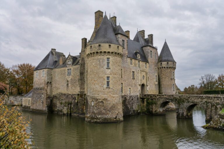 Le château de Flers en Orne, vue extérieure du monument historique avec ses douves