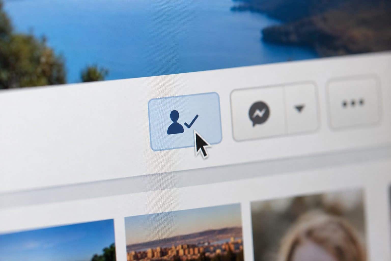 Gros plan sur le bouton Facebook 'Déjà abonné(e)' en cours de survol du curseur souris
