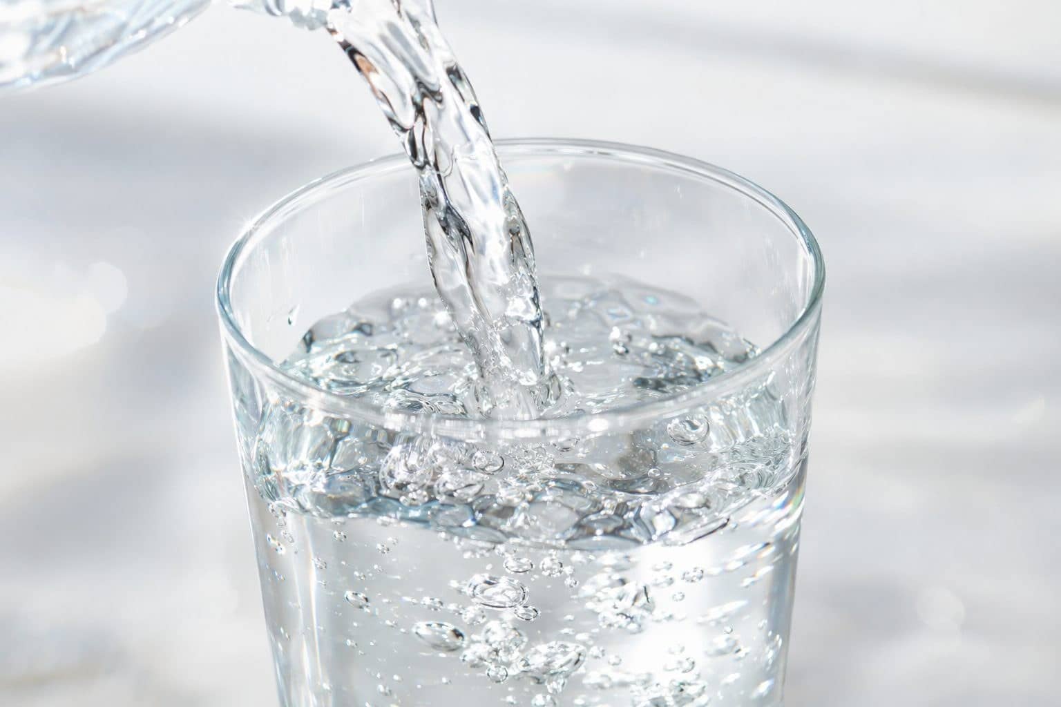 Le risque invisible de l’eau du robinet pour vos poissons : l’étape à ne surtout pas oublier avant de remplir l’aquarium