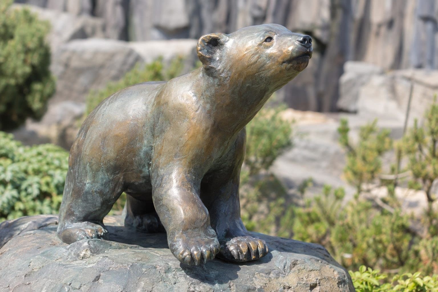 Une statue de bronze représentant un jeune ours polaire