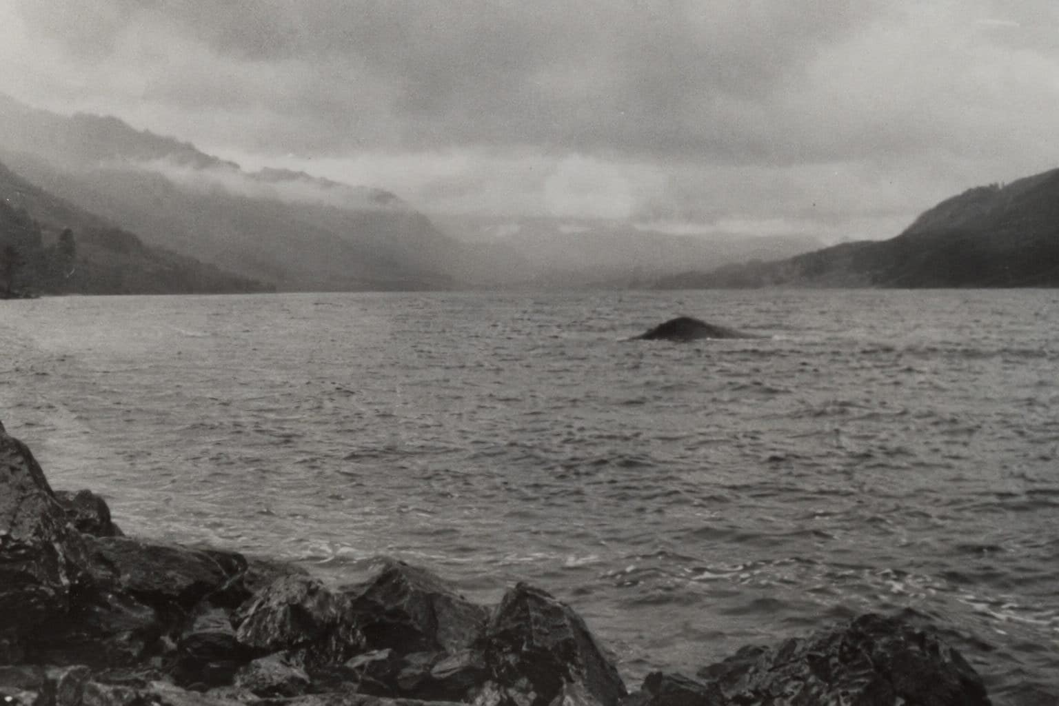 Le canular photographique de 1934 du Loch Ness : reconstitution de la fameuse photo du monstre