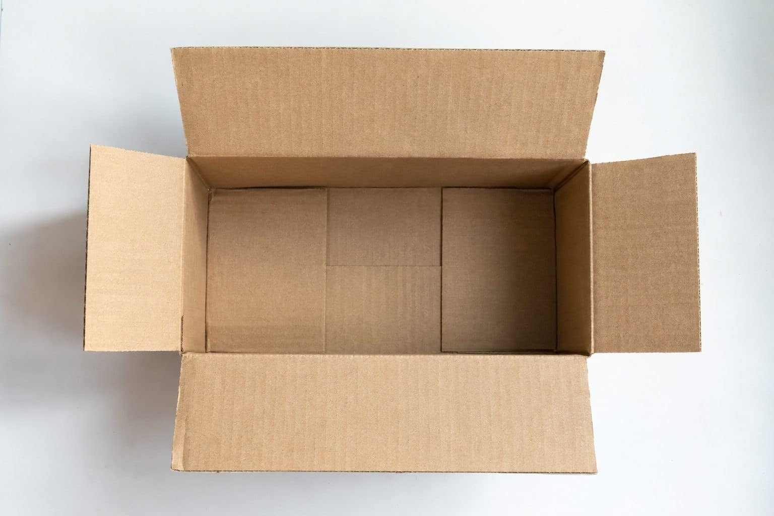 Boîte en carton vide vue de dessus, prête à être transformée en niche pour chat