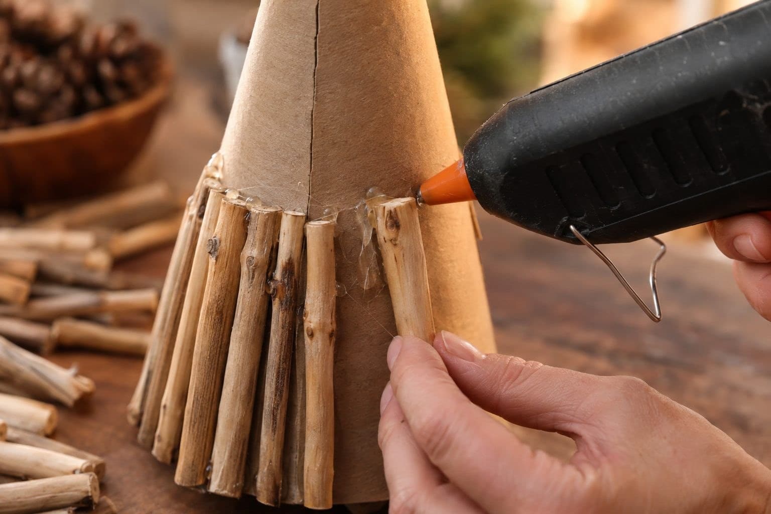 Collage de petits morceaux de bois sur le cône