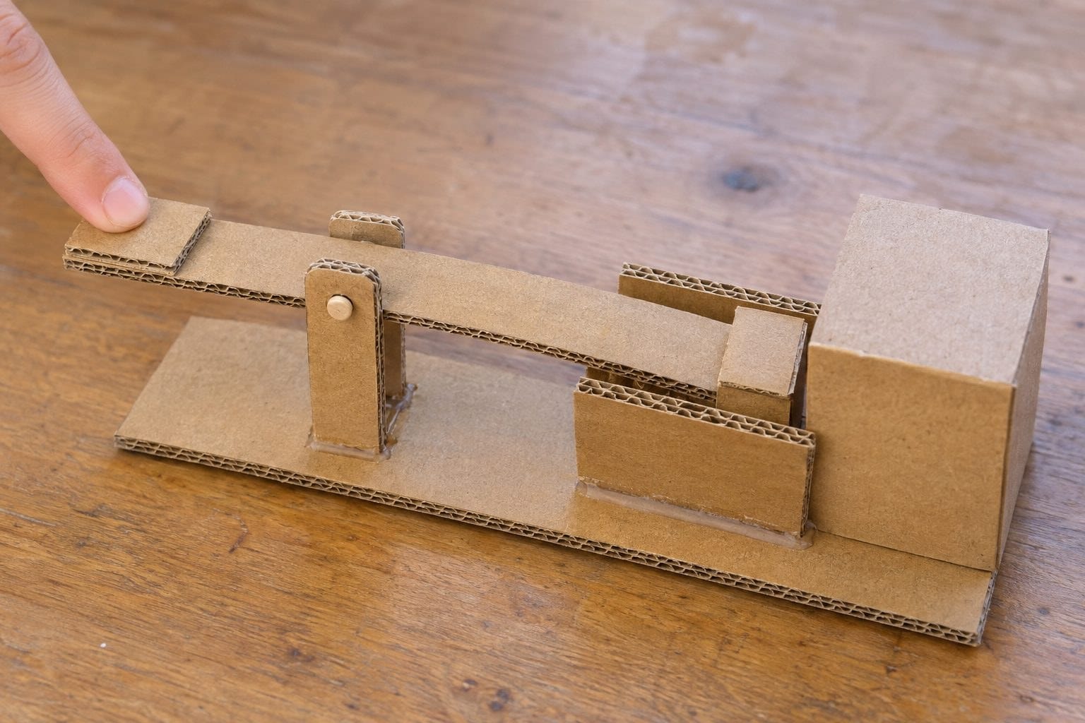 Création du mécanisme de poussoir avec feuille roulée et carton rectangulaire