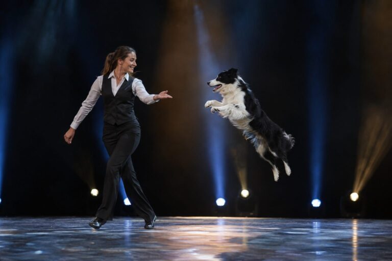 Marc Métral et son chien Wendy lors d'un numéro de cirque/spectacle de talent